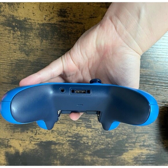 Lot of 3 Microsoft Xbox One Controllers – For Parts or Repair (Untested) - Picture 8 of 11